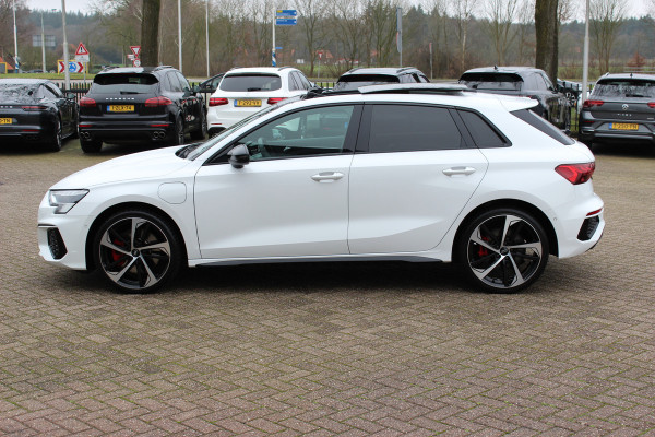 Audi A3 Sportback 45 TFSI e S edition Competition / Panoramadak  / Head-up / RS Seats / B&O / Elektr. stoelen / 19'' / CarPlay / Stoelmassage+Verwarming / Dodehoek / DAB / ACC