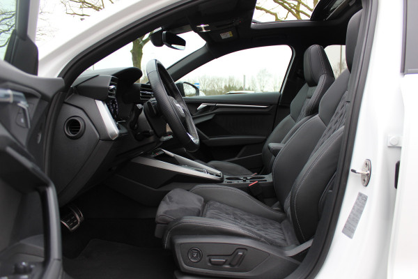 Audi A3 Sportback 45 TFSI e S edition Competition / Panoramadak  / Head-up / RS Seats / B&O / Elektr. stoelen / 19'' / CarPlay / Stoelmassage+Verwarming / Dodehoek / DAB / ACC