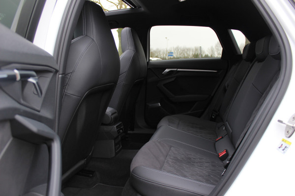 Audi A3 Sportback 45 TFSI e S edition Competition / Panoramadak  / Head-up / RS Seats / B&O / Elektr. stoelen / 19'' / CarPlay / Stoelmassage+Verwarming / Dodehoek / DAB / ACC