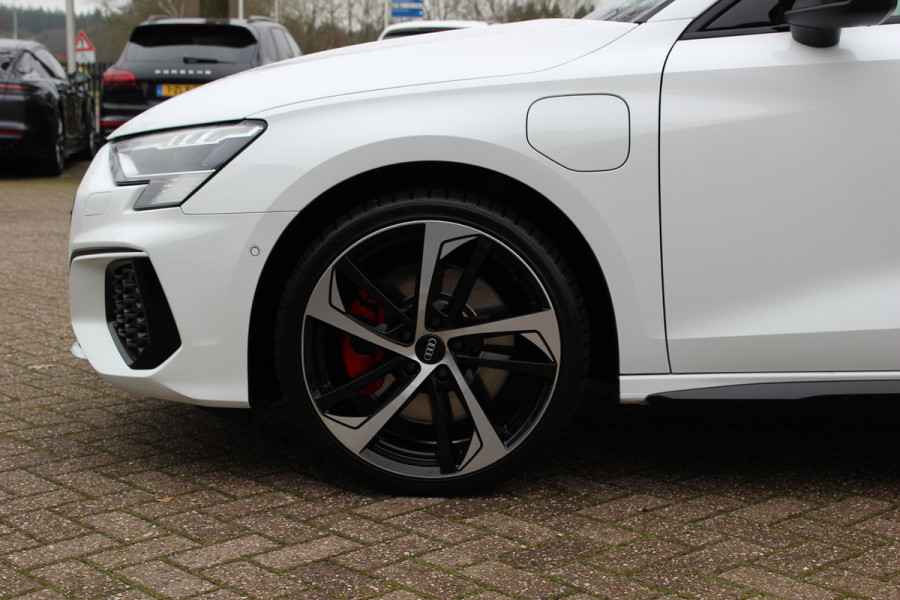 Audi A3 Sportback 45 TFSI e S edition Competition / Panoramadak  / Head-up / RS Seats / B&O / Elektr. stoelen / 19'' / CarPlay / Stoelmassage+Verwarming / Dodehoek / DAB / ACC