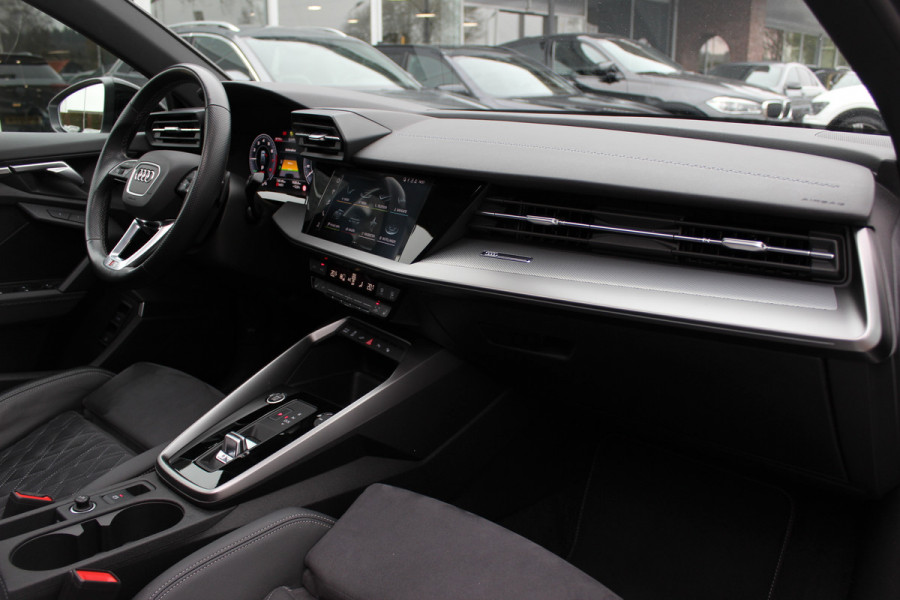 Audi A3 Sportback 45 TFSI e S edition Competition / Panoramadak  / Head-up / RS Seats / B&O / Elektr. stoelen / 19'' / CarPlay / Stoelmassage+Verwarming / Dodehoek / DAB / ACC
