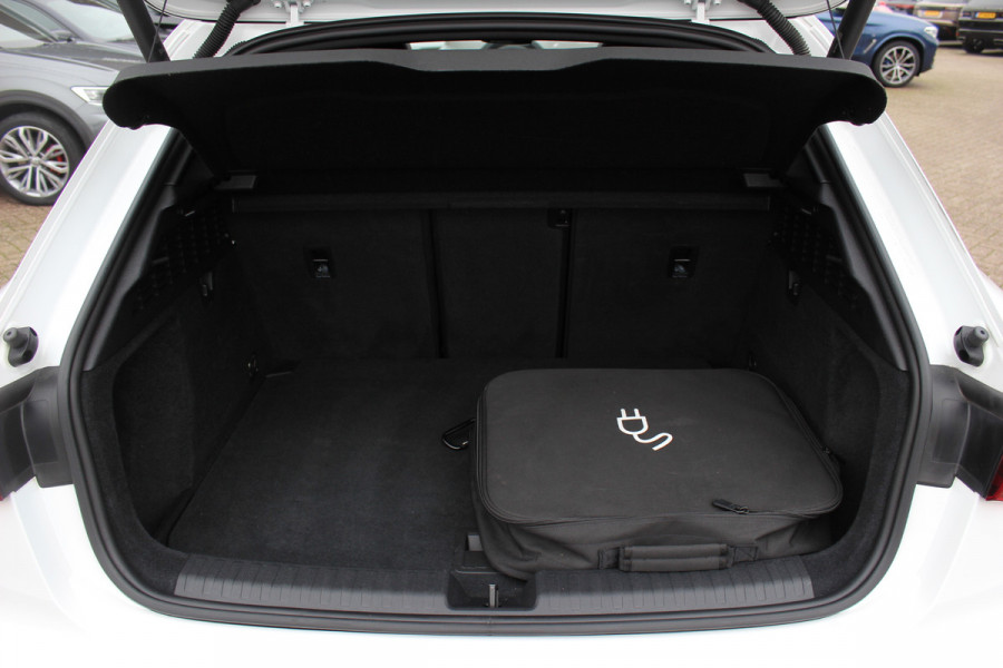 Audi A3 Sportback 45 TFSI e S edition Competition / Panoramadak  / Head-up / RS Seats / B&O / Elektr. stoelen / 19'' / CarPlay / Stoelmassage+Verwarming / Dodehoek / DAB / ACC