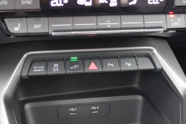 Audi A3 Sportback 45 TFSI e S edition Competition / Panoramadak  / Head-up / RS Seats / B&O / Elektr. stoelen / 19'' / CarPlay / Stoelmassage+Verwarming / Dodehoek / DAB / ACC