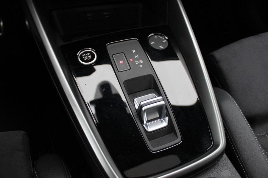 Audi A3 Sportback 45 TFSI e S edition Competition / Panoramadak  / Head-up / RS Seats / B&O / Elektr. stoelen / 19'' / CarPlay / Stoelmassage+Verwarming / Dodehoek / DAB / ACC