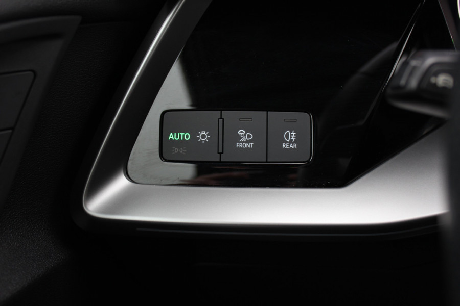 Audi A3 Sportback 45 TFSI e S edition Competition / Panoramadak  / Head-up / RS Seats / B&O / Elektr. stoelen / 19'' / CarPlay / Stoelmassage+Verwarming / Dodehoek / DAB / ACC