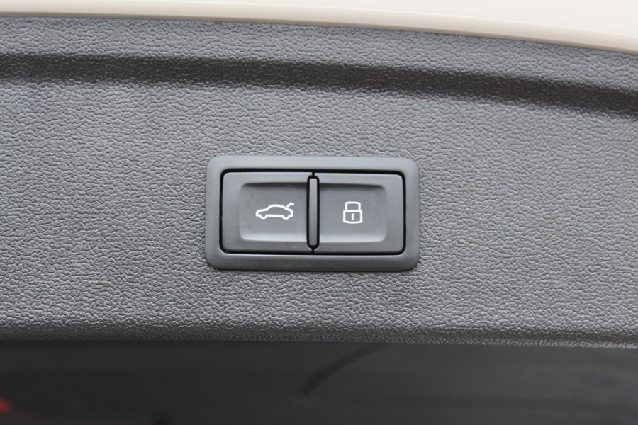 Audi A3 Sportback 45 TFSI e S edition Competition / Panoramadak  / Head-up / RS Seats / B&O / Elektr. stoelen / 19'' / CarPlay / Stoelmassage+Verwarming / Dodehoek / DAB / ACC