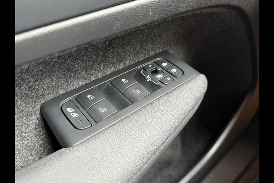 Volvo XC40 Recharge Core 70 kWh | SOH 91.5% | Apple Carplay | Trekhaak | Stoel/Stuurverw.