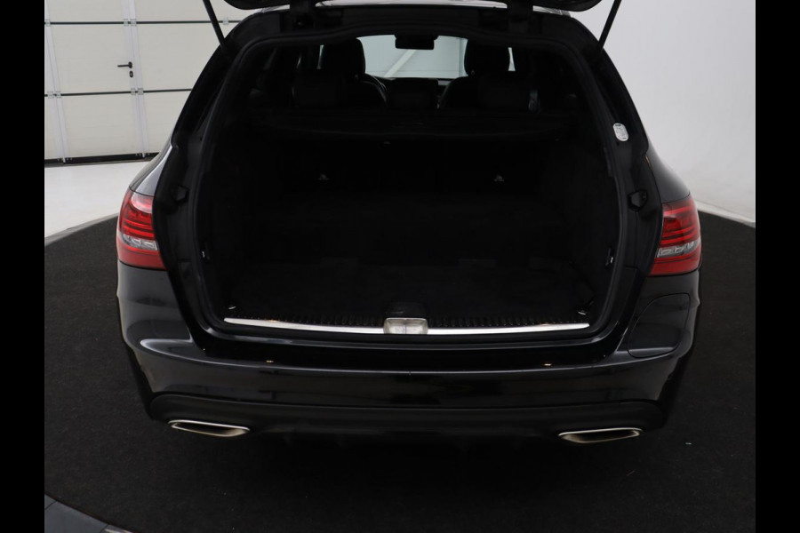 Mercedes-Benz C-Klasse 300e AMG Limited | Panoramadak | 360 Camera | Stoelverwarming | Trekhaak | Carplay | Leder/Alcantara | Sfeerverlichting | Navigatie | Cruise control | Park Assist |