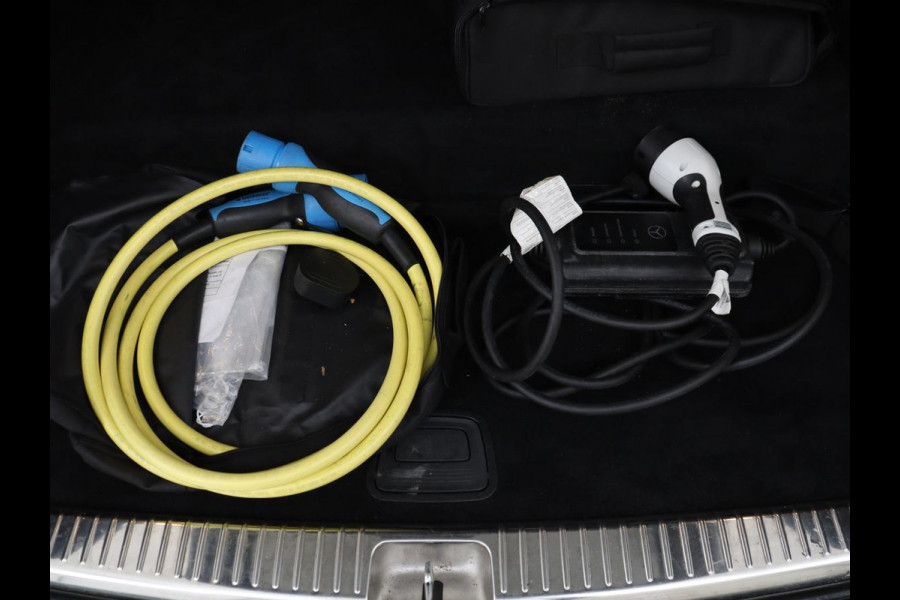 Mercedes-Benz C-Klasse 300e AMG Limited | Panoramadak | 360 Camera | Stoelverwarming | Trekhaak | Carplay | Leder/Alcantara | Sfeerverlichting | Navigatie | Cruise control | Park Assist |