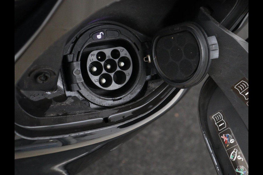 Mercedes-Benz C-Klasse 300e AMG Limited | Panoramadak | 360 Camera | Stoelverwarming | Trekhaak | Carplay | Leder/Alcantara | Sfeerverlichting | Navigatie | Cruise control | Park Assist |