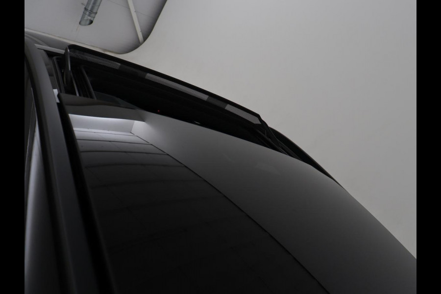 Mercedes-Benz C-Klasse 300e AMG Limited | Panoramadak | 360 Camera | Stoelverwarming | Trekhaak | Carplay | Leder/Alcantara | Sfeerverlichting | Navigatie | Cruise control | Park Assist |