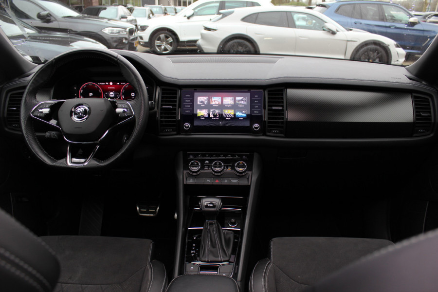 Škoda Kodiaq 1.5 TSI Sportline Business / Trekhaak / Panoramadak / Camera / Keyless / 20'' / CarPlay / Navigatie / Matrix LED / DAB / Stoelverwarming / Cruise Control