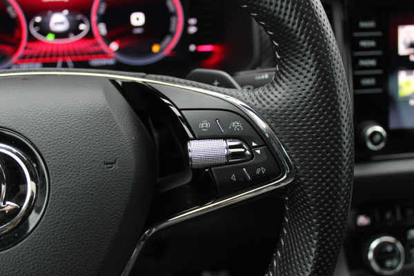 Škoda Kodiaq 1.5 TSI Sportline Business / Trekhaak / Panoramadak / Camera / Keyless / 20'' / CarPlay / Navigatie / Matrix LED / DAB / Stoelverwarming / Cruise Control