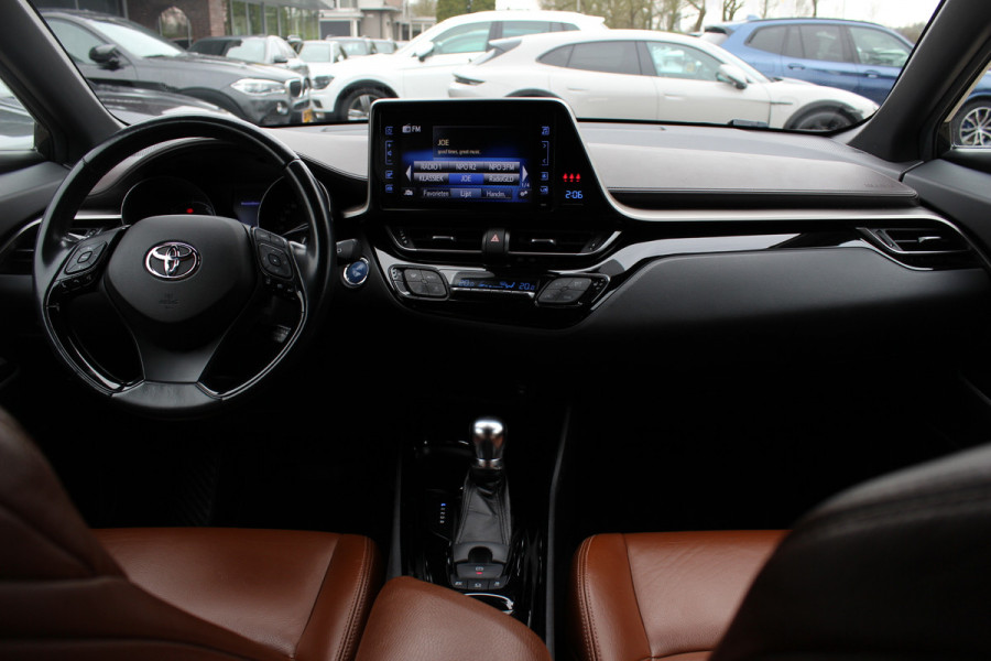 Toyota C-HR 1.8 Hybrid Executive / Trekhaak / Bruin leder / Camera / 18 inch / Led Koplampen / Stoelverwarming