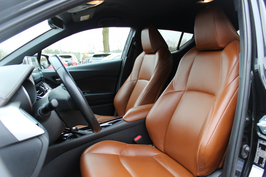 Toyota C-HR 1.8 Hybrid Executive / Trekhaak / Bruin leder / Camera / 18 inch / Led Koplampen / Stoelverwarming