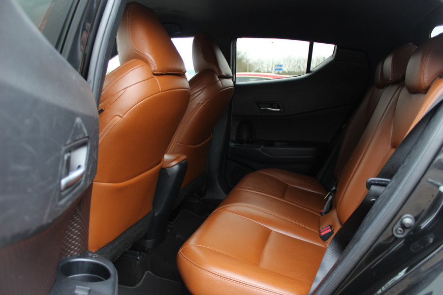 Toyota C-HR 1.8 Hybrid Executive / Trekhaak / Bruin leder / Camera / 18 inch / Led Koplampen / Stoelverwarming