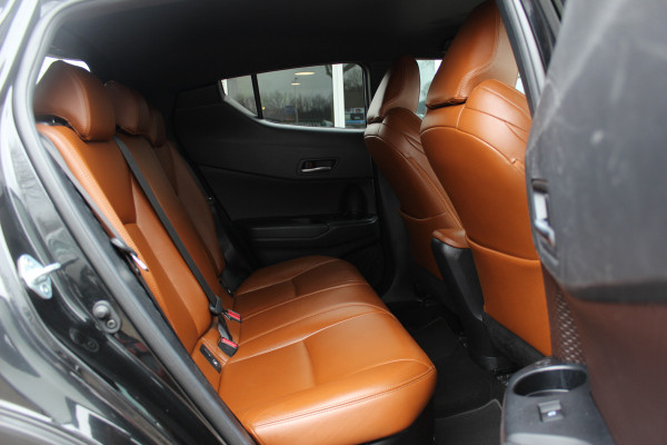 Toyota C-HR 1.8 Hybrid Executive / Trekhaak / Bruin leder / Camera / 18 inch / Led Koplampen / Stoelverwarming