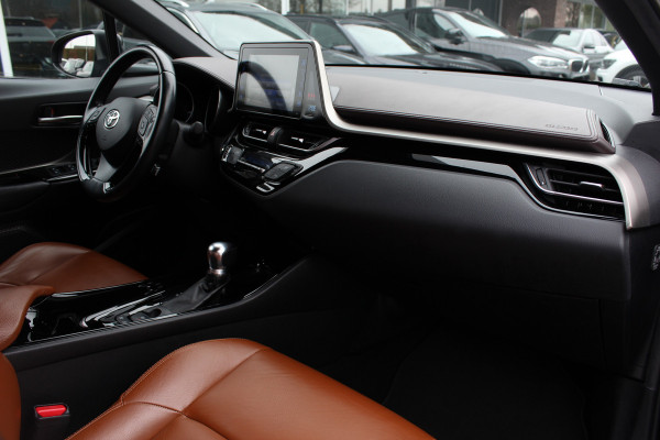 Toyota C-HR 1.8 Hybrid Executive / Trekhaak / Bruin leder / Camera / 18 inch / Led Koplampen / Stoelverwarming