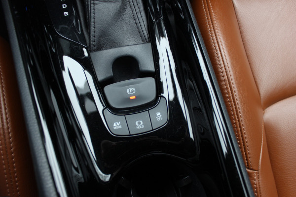 Toyota C-HR 1.8 Hybrid Executive / Trekhaak / Bruin leder / Camera / 18 inch / Led Koplampen / Stoelverwarming