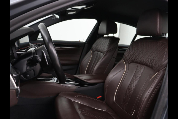 BMW 5 Serie 520i M Sport | Nappaleder | Head-Up | Stoelverwarming | Camera | Carplay | Sfeerverlichting | 20'' | Live Cockpit | Navigatie | Park Assist | Full LED