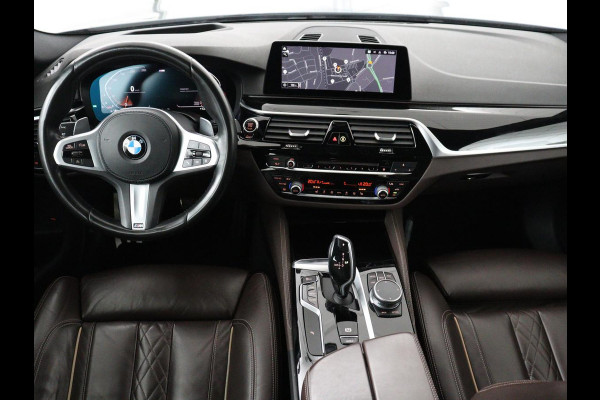 BMW 5 Serie 520i M Sport | Nappaleder | Head-Up | Stoelverwarming | Camera | Carplay | Sfeerverlichting | 20'' | Live Cockpit | Navigatie | Park Assist | Full LED