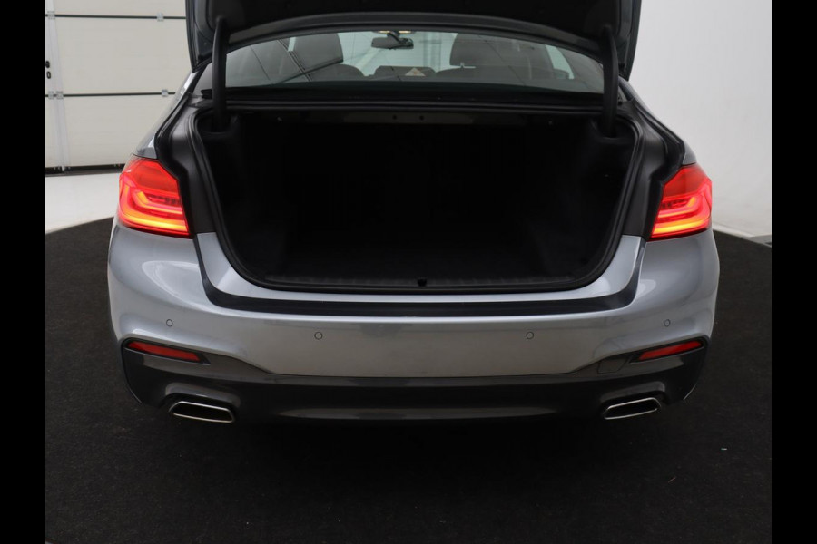 BMW 5 Serie 520i M Sport | Nappaleder | Head-Up | Stoelverwarming | Camera | Carplay | Sfeerverlichting | 20'' | Live Cockpit | Navigatie | Park Assist | Full LED