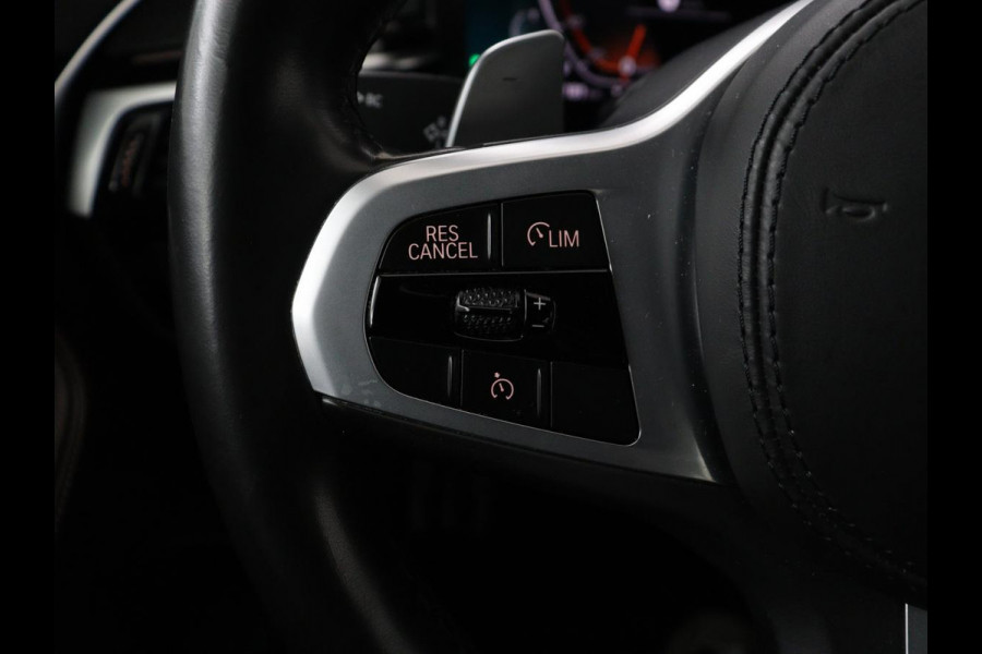 BMW 5 Serie 520i M Sport | Nappaleder | Head-Up | Stoelverwarming | Camera | Carplay | Sfeerverlichting | 20'' | Live Cockpit | Navigatie | Park Assist | Full LED