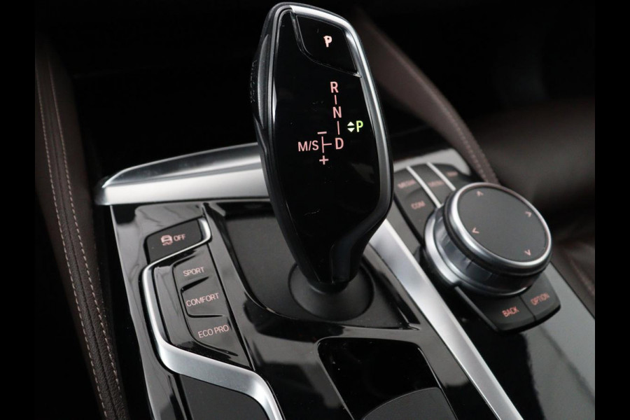 BMW 5 Serie 520i M Sport | Nappaleder | Head-Up | Stoelverwarming | Camera | Carplay | Sfeerverlichting | 20'' | Live Cockpit | Navigatie | Park Assist | Full LED