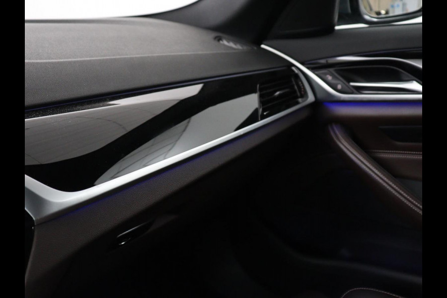 BMW 5 Serie 520i M Sport | Nappaleder | Head-Up | Stoelverwarming | Camera | Carplay | Sfeerverlichting | 20'' | Live Cockpit | Navigatie | Park Assist | Full LED