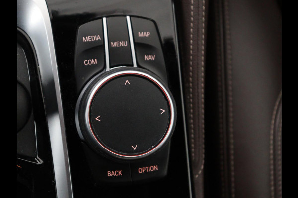 BMW 5 Serie 520i M Sport | Nappaleder | Head-Up | Stoelverwarming | Camera | Carplay | Sfeerverlichting | 20'' | Live Cockpit | Navigatie | Park Assist | Full LED