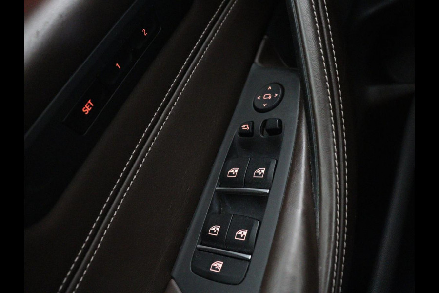 BMW 5 Serie 520i M Sport | Nappaleder | Head-Up | Stoelverwarming | Camera | Carplay | Sfeerverlichting | 20'' | Live Cockpit | Navigatie | Park Assist | Full LED