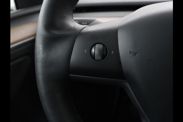 Tesla Model Y Long Range AWD 75 kWh | SOH 94% | Panoramadak | Autopilot | Stoelverwarming | Leder | 360 Camera | Achterbankverwarming | Keyless | Navigatie | Full LED
