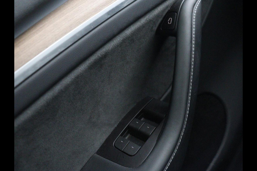 Tesla Model Y Long Range AWD 75 kWh | SOH 94% | Panoramadak | Autopilot | Stoelverwarming | Leder | 360 Camera | Achterbankverwarming | Keyless | Navigatie | Full LED