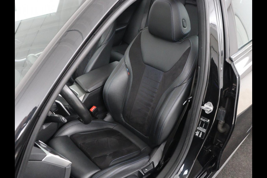 BMW 3 Serie 318i M Sport | Panoramadak | Stoelverwarming | Leder/Alcantara | Carplay | Live Cockpit | Sportstoelen | Full LED | Navigatie | Parkeerhulp | Climate control