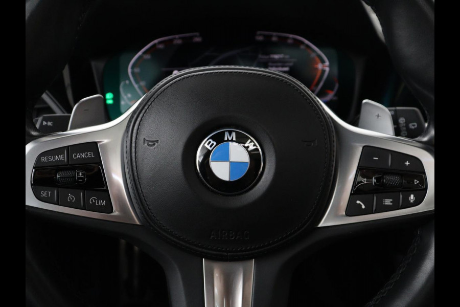 BMW 3 Serie 318i M Sport | Panoramadak | Stoelverwarming | Leder/Alcantara | Carplay | Live Cockpit | Sportstoelen | Full LED | Navigatie | Parkeerhulp | Climate control