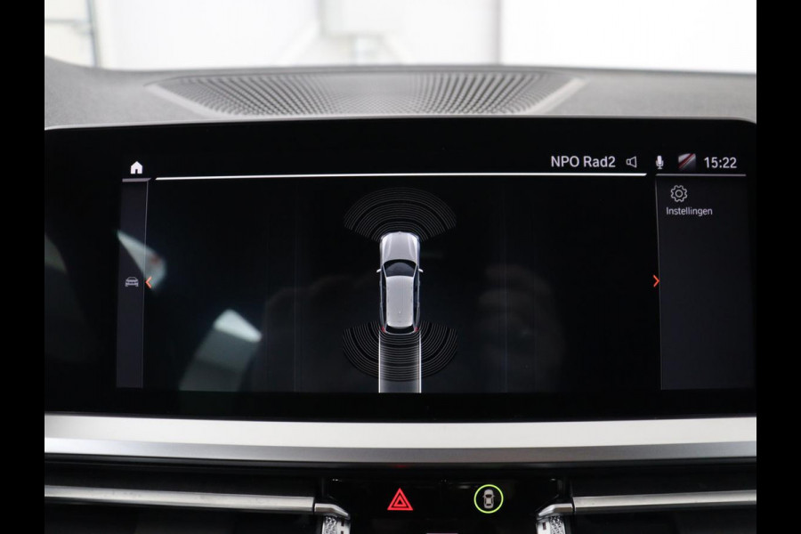 BMW 3 Serie 318i M Sport | Panoramadak | Stoelverwarming | Leder/Alcantara | Carplay | Live Cockpit | Sportstoelen | Full LED | Navigatie | Parkeerhulp | Climate control