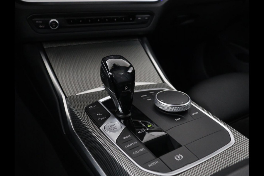 BMW 3 Serie 318i M Sport | Panoramadak | Stoelverwarming | Leder/Alcantara | Carplay | Live Cockpit | Sportstoelen | Full LED | Navigatie | Parkeerhulp | Climate control
