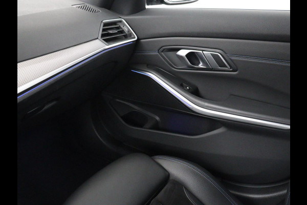 BMW 3 Serie 318i M Sport | Panoramadak | Stoelverwarming | Leder/Alcantara | Carplay | Live Cockpit | Sportstoelen | Full LED | Navigatie | Parkeerhulp | Climate control