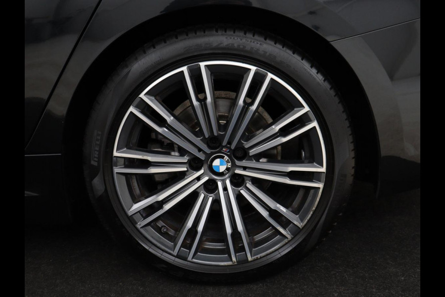 BMW 3 Serie 318i M Sport | Panoramadak | Stoelverwarming | Leder/Alcantara | Carplay | Live Cockpit | Sportstoelen | Full LED | Navigatie | Parkeerhulp | Climate control