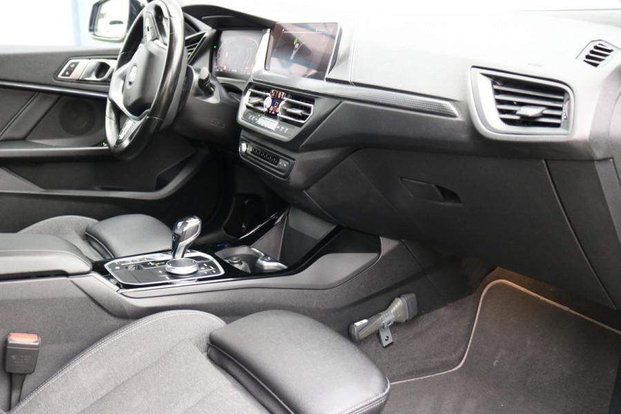 BMW 1-serie 118i Executive Edition Autom Xenon Led Navi Sportzetels 17inch Bj:2020