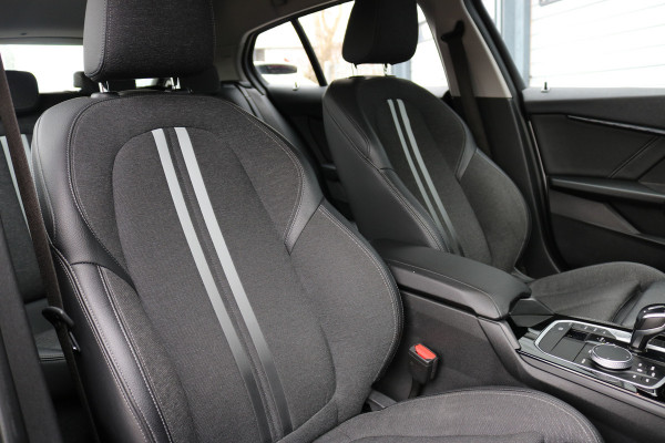 BMW 1-serie 118i Executive Edition Autom Xenon Led Navi Sportzetels 17inch Bj:2020