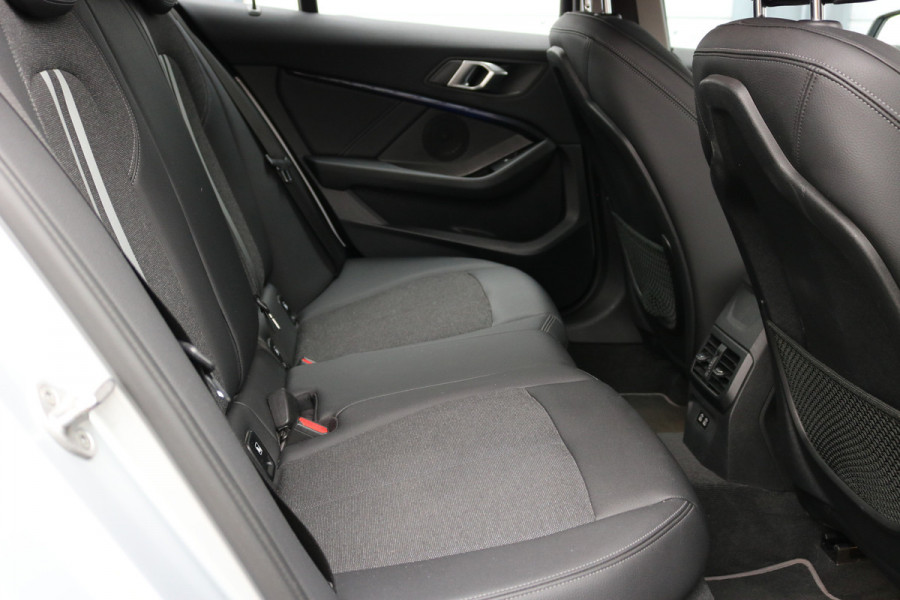 BMW 1-serie 118i Executive Edition Autom Xenon Led Navi Sportzetels 17inch Bj:2020