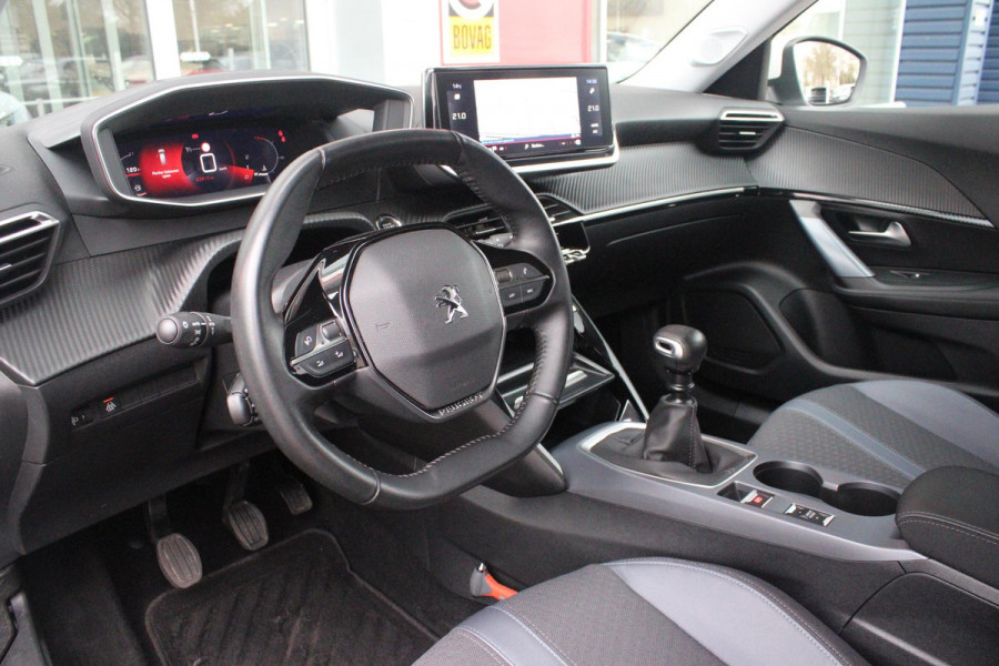 Peugeot 2008 1.2 100PK ALLURE PACK | TREKHAAK | NAVIGATIE | LED KOPLAMPEN | 3-D INSTRUMENTENPANEEL | KEYLESS ENTRY/START | ACHTERUITRIJ CAMERA | CLIMATE CONTROL | APPLE CARPLAY/ANDROID AUTO | CRUISE CONTROL | DAB+ RADIO | PARKEERSENSOREN VOOR + ACHTER |