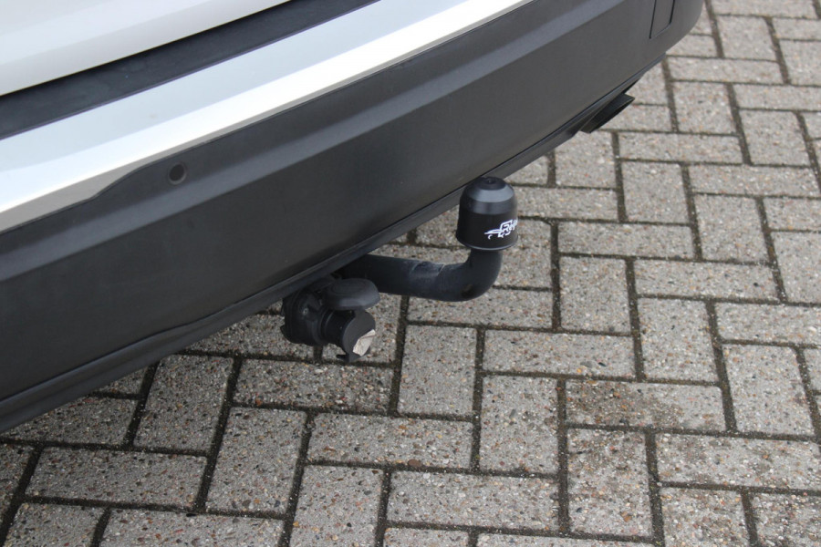 Peugeot 2008 1.2 100PK ALLURE PACK | TREKHAAK | NAVIGATIE | LED KOPLAMPEN | 3-D INSTRUMENTENPANEEL | KEYLESS ENTRY/START | ACHTERUITRIJ CAMERA | CLIMATE CONTROL | APPLE CARPLAY/ANDROID AUTO | CRUISE CONTROL | DAB+ RADIO | PARKEERSENSOREN VOOR + ACHTER |