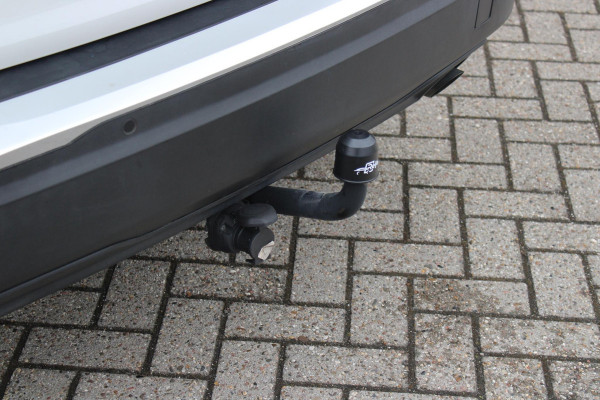 Peugeot 2008 1.2 100PK ALLURE PACK | TREKHAAK | NAVIGATIE | LED KOPLAMPEN | 3-D INSTRUMENTENPANEEL | KEYLESS ENTRY/START | ACHTERUITRIJ CAMERA | CLIMATE CONTROL | APPLE CARPLAY/ANDROID AUTO | CRUISE CONTROL | DAB+ RADIO | PARKEERSENSOREN VOOR + ACHTER |