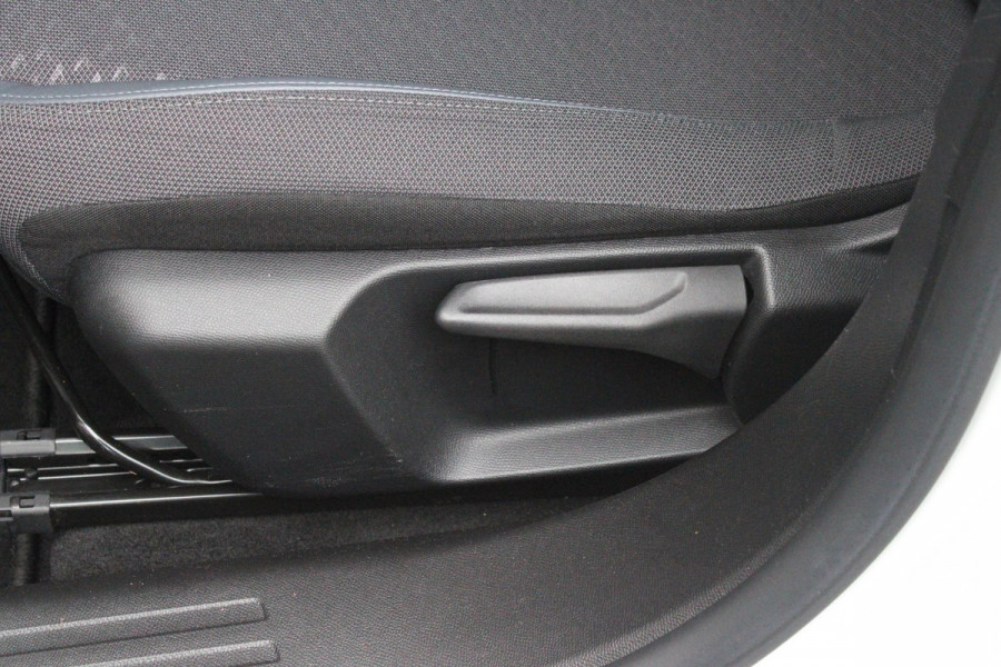 Peugeot 2008 1.2 100PK ALLURE PACK | TREKHAAK | NAVIGATIE | LED KOPLAMPEN | 3-D INSTRUMENTENPANEEL | KEYLESS ENTRY/START | ACHTERUITRIJ CAMERA | CLIMATE CONTROL | APPLE CARPLAY/ANDROID AUTO | CRUISE CONTROL | DAB+ RADIO | PARKEERSENSOREN VOOR + ACHTER |