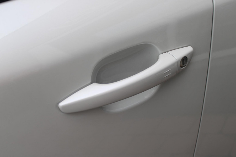 Peugeot 2008 1.2 100PK ALLURE PACK | TREKHAAK | NAVIGATIE | LED KOPLAMPEN | 3-D INSTRUMENTENPANEEL | KEYLESS ENTRY/START | ACHTERUITRIJ CAMERA | CLIMATE CONTROL | APPLE CARPLAY/ANDROID AUTO | CRUISE CONTROL | DAB+ RADIO | PARKEERSENSOREN VOOR + ACHTER |