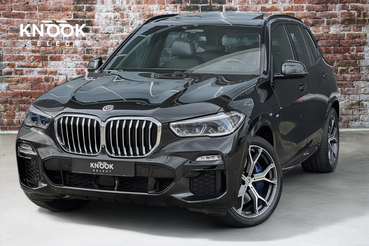 BMW X5 xDrive45e High Executive M Sport Pakket Automaat / Panoramadak / Active Steering / Trekhaak / Head-Up Display / Comfortstoelen / Laserlight / Driving Assistant Professional / 21 Inch / Luchtvering / Hifi / Craftedclarity / Shadow Line / M Sportremsysteem