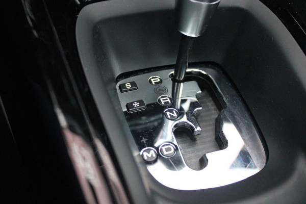 Peugeot 2008 1.2 130PK AUTOMAAT GT-LINE | AFNEEMBARE TREKHAAK | PANORAMA DAK | STOEL VERWARMING | LICHTMETALEN VELGEN 17" | ALL SEASON BANDEN | CLIMATE CONTROL | CRUISE CONTROL | NAVIGATIE | APPLE CARPLAY/ANDROID AUTO | ACHTERUITRIJ CAMERA | EERSTE EIGENAAR! |