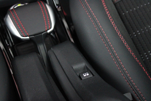 Peugeot 2008 1.2 130PK AUTOMAAT GT-LINE | AFNEEMBARE TREKHAAK | PANORAMA DAK | STOEL VERWARMING | LICHTMETALEN VELGEN 17" | ALL SEASON BANDEN | CLIMATE CONTROL | CRUISE CONTROL | NAVIGATIE | APPLE CARPLAY/ANDROID AUTO | ACHTERUITRIJ CAMERA | EERSTE EIGENAAR! |